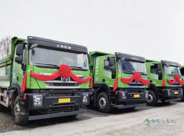 上汽紅巖新型智能渣土車亮相重點(diǎn)制造業(yè)開工儀式，助力美麗新重慶建設(shè)