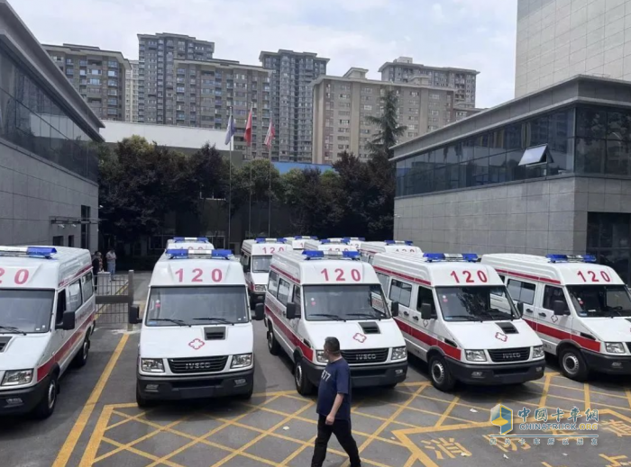 為醫(yī)療事業(yè)助力！依維柯經(jīng)典得意救護車成功交付！