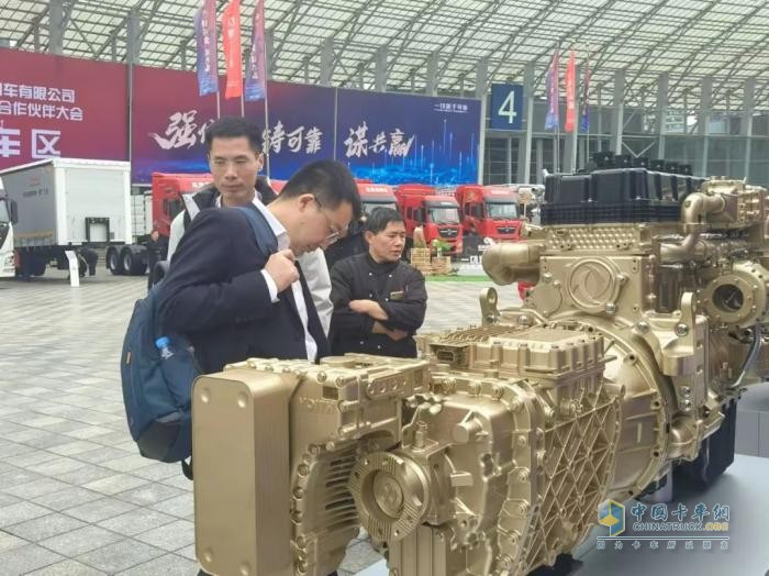 燃動(dòng)未來(lái)！東風(fēng)商用車2025合作伙伴大會(huì)，龍擎動(dòng)力“鏈”接精彩