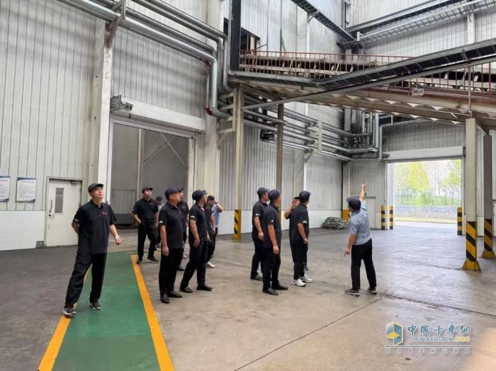首達(dá)汽車銷售團(tuán)隊(duì)赴鳳寶重科參觀學(xué)習(xí)，深化專業(yè)認(rèn)知賦能市場(chǎng)服務(wù)！