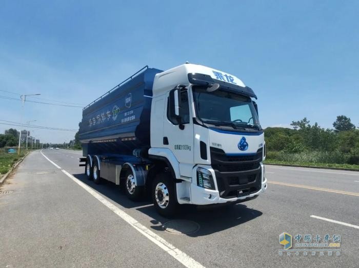 乘龍H5電動(dòng)飼料車：打響“飼料新鮮保衛(wèi)戰(zhàn)”的智能先鋒