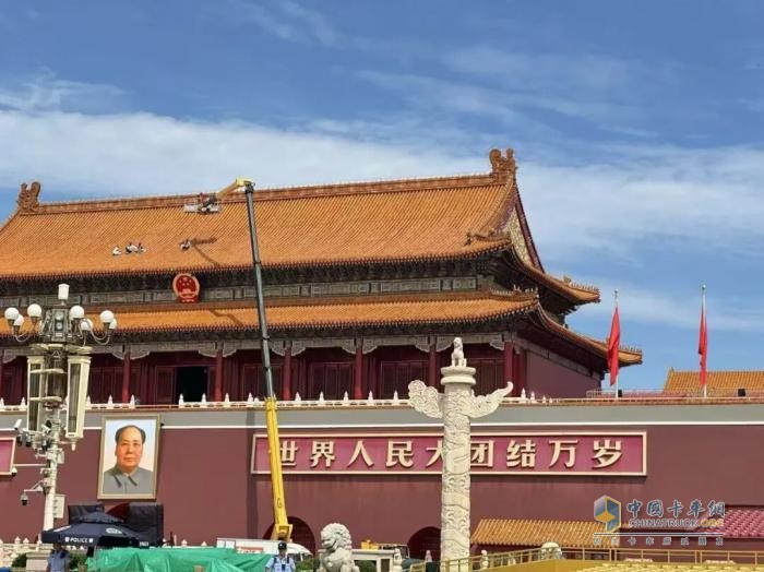 見(jiàn)證榮耀時(shí)刻！徐工成套裝備硬核保障，楊東升受邀現(xiàn)場(chǎng)觀禮