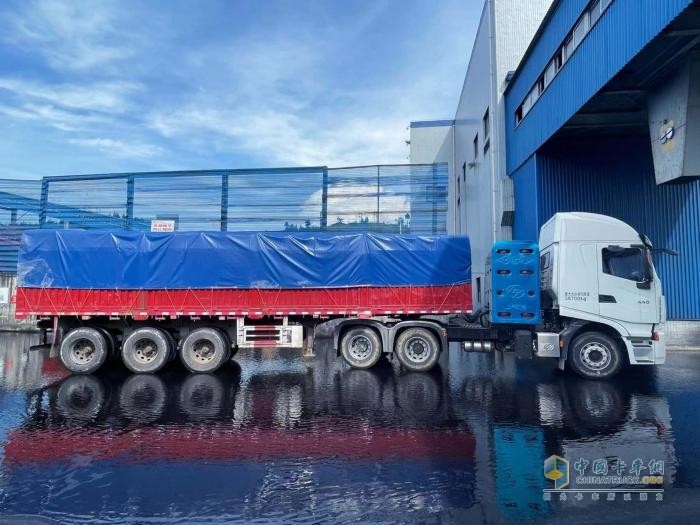 上汽紅巖CNG重卡燒氣不費跑車不貴？來聽聽新疆卡友怎么說