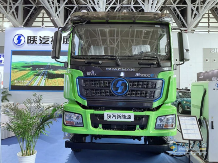 展示創(chuàng)新成果 陜汽新能源重卡亮相工業(yè)博覽會