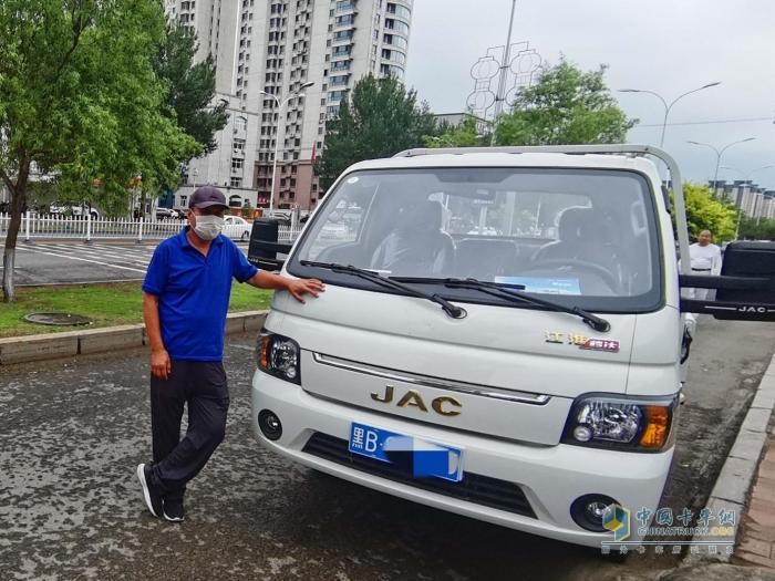 拉水果一車“兩”用，江淮1卡愷達(dá)是他的“解悶”神器