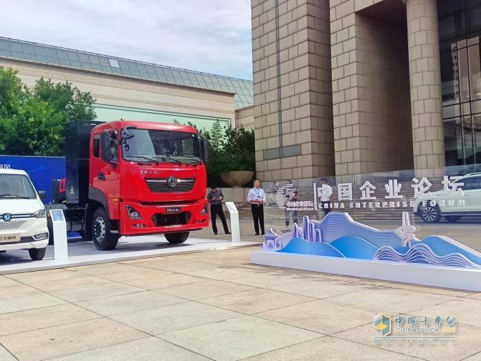 智慧·科技·綠色 東風商用車新能源車亮相第六屆中國企業(yè)論壇
