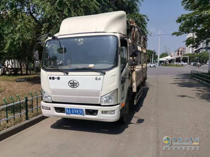 一年油費能省8千！鄧大慶：買車我就認準(zhǔn)解放輕卡