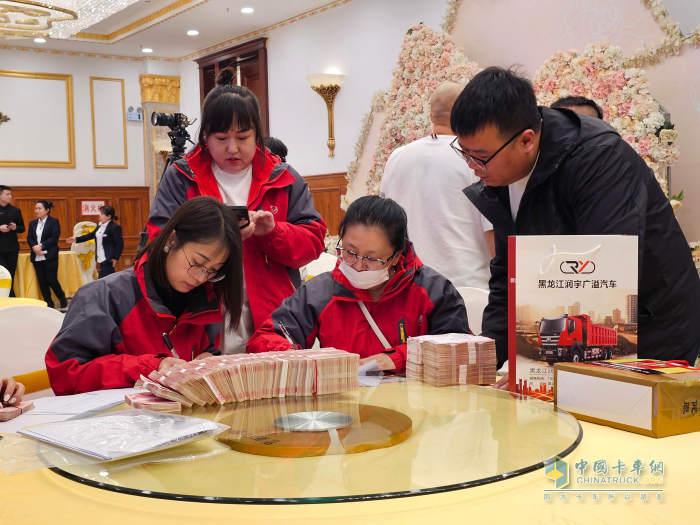強勁可靠，用戶認可 上汽紅巖杰獅C6自卸車助力哈爾濱品質(zhì)城建