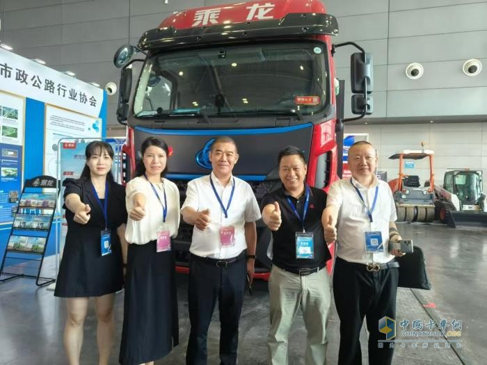 乘龍H5充換電牽引亮相市政工程展，新能源市政大有可為