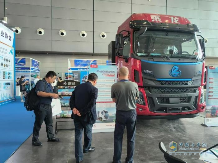 乘龍H5充換電牽引亮相市政工程展，新能源市政大有可為