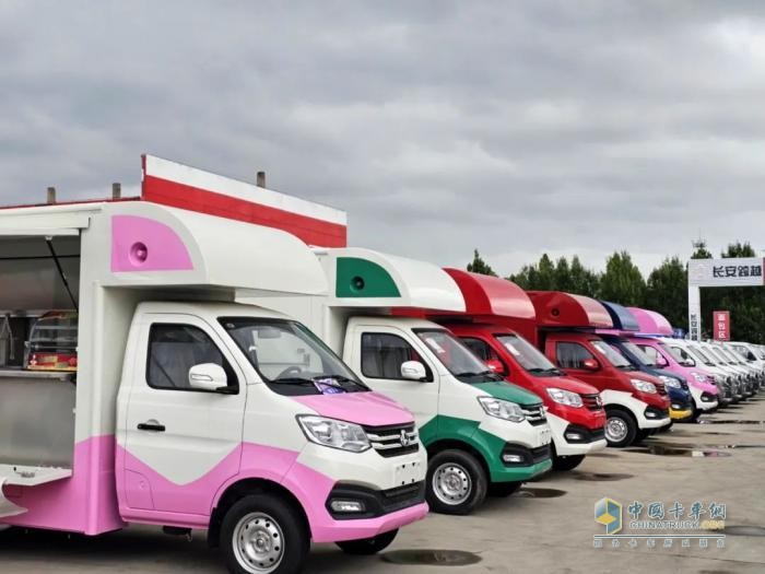長安跨越翼展式售貨車：助陣重慶小面文化節(jié)，共享美食盛宴！