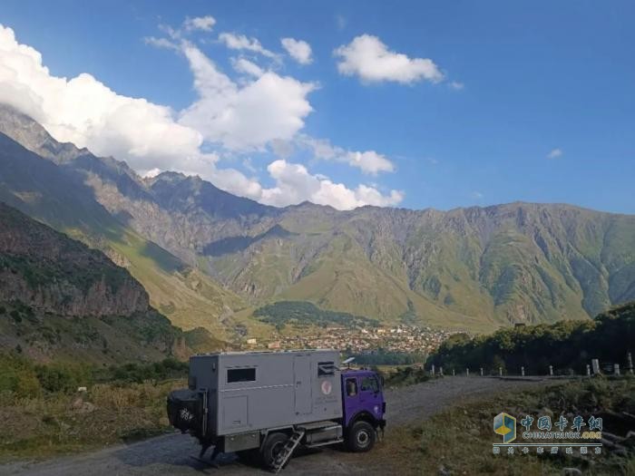 老車新夢，抵達(dá)成都：38年前的奔馳消防車變身旅居車環(huán)游世界
