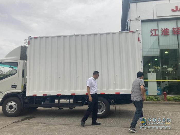 攜手江淮駿鈴A8運(yùn)服裝，泉州林師傅拼出美好未來(lái)