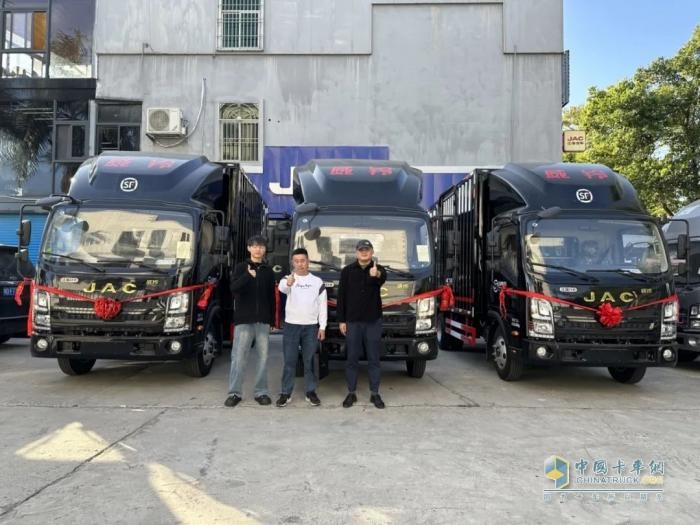 15臺威鈴M6中體車型交付于大客戶，共筑高效物流新篇章！