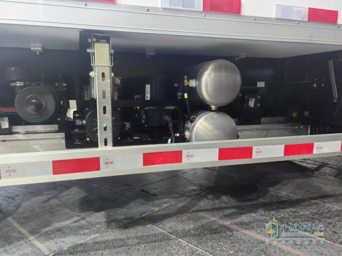 2C超能快充+雙擋電驅橋技術，歐馬可智藍ES1·165冷藏車重塑科技標桿