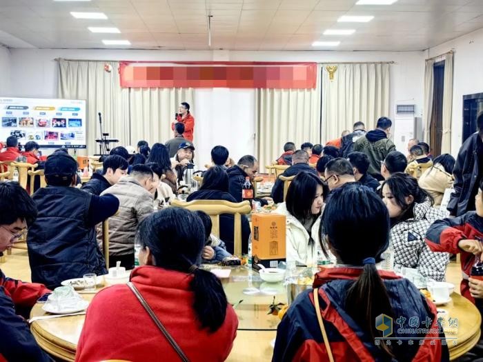 10輛東風天錦快遞車交付柳州大客戶