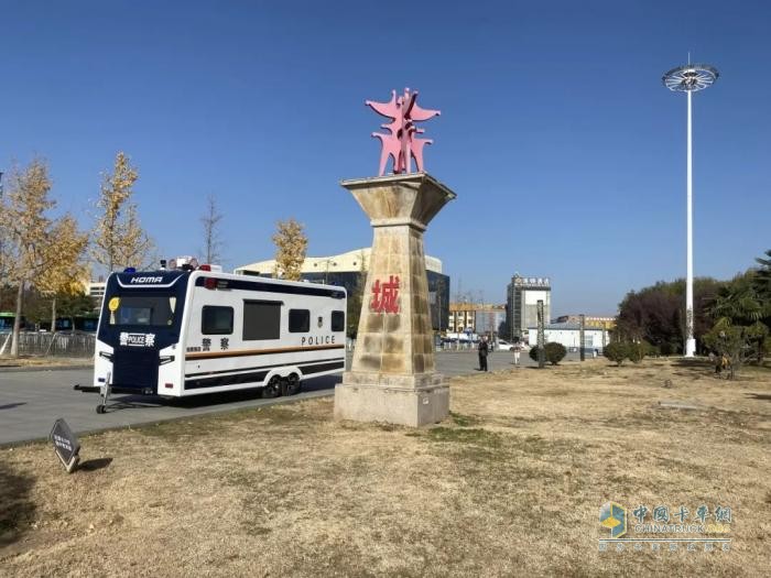 警務前移 觸角前伸—移動警務室以 “警” 護春色，用 “心” 筑平安