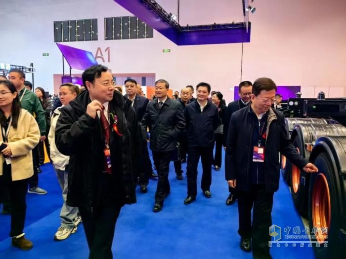 鑼響集團攜“雙掛骨架列車”閃耀2025AMR中國國際汽保汽配展，創(chuàng)新技術引行業(yè)矚目！