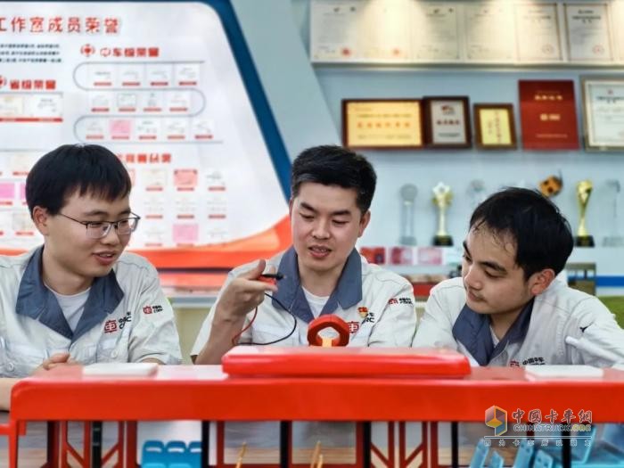 喜報(bào)！肖乾亮榮膺“湖南省勞動(dòng)模范”！