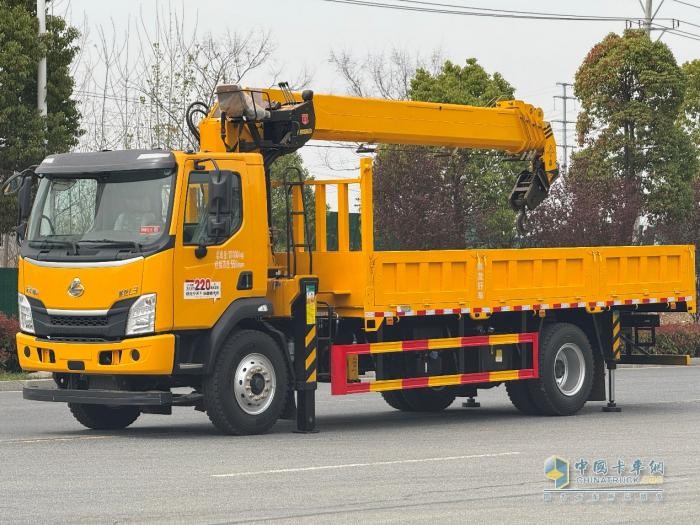 乘龍L3隨車吊：短軸距強(qiáng)動(dòng)力高承載，工程作業(yè)更高效