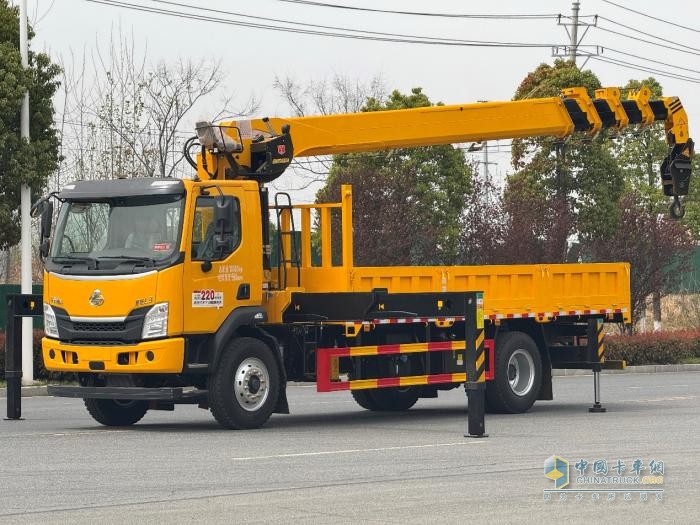 乘龍L3隨車吊：短軸距強(qiáng)動(dòng)力高承載，工程作業(yè)更高效