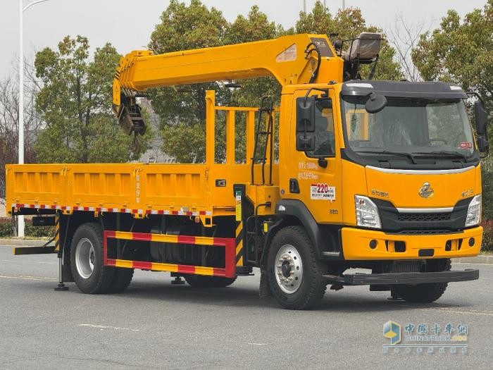 乘龍L3隨車吊：短軸距強(qiáng)動(dòng)力高承載，工程作業(yè)更高效