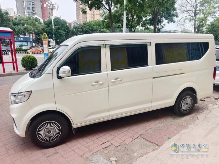 誰說工具車只能拉貨？來看跨越星V7EV的全新打開方式！