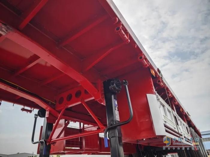 東風(fēng)天龍LNG牽引車搭載歐陽華俊13米平板半掛車，干線物流新勢力！