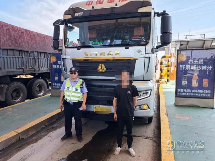 危化車“卸標(biāo)”上路，交警嚴(yán)懲不貸