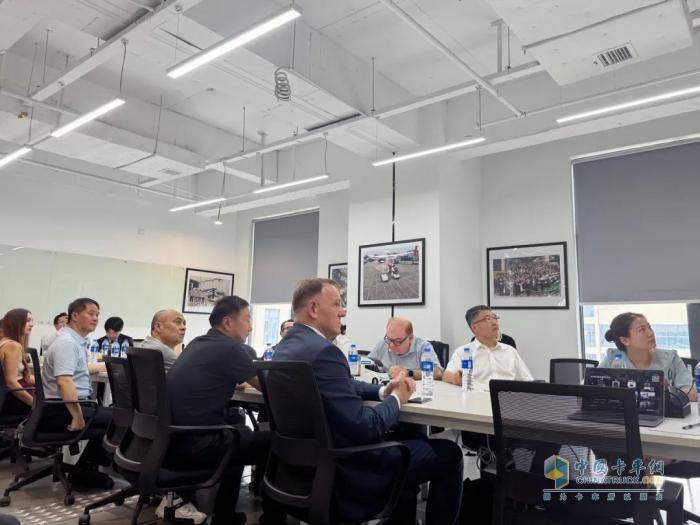 葦渡科技接受墨西哥商會(huì)考察，現(xiàn)場(chǎng)展示670km長續(xù)航純電重卡