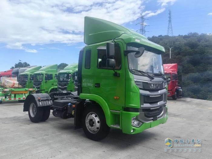 江淮格爾發(fā)重卡“朋友圈”再擴容！45臺牽引車批量交付大客戶！