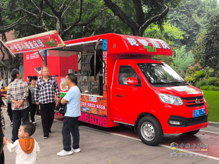 長安跨越翼展式售貨車：助陣重慶小面文化節(jié)，共享美食盛宴！