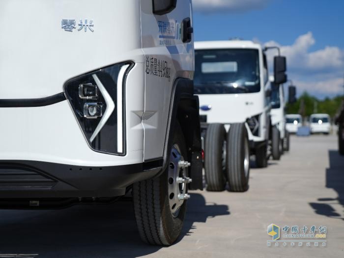 中國(guó)卡車網(wǎng)2025年度盛典，零米輕卡獲“最美電動(dòng)輕卡”獎(jiǎng)