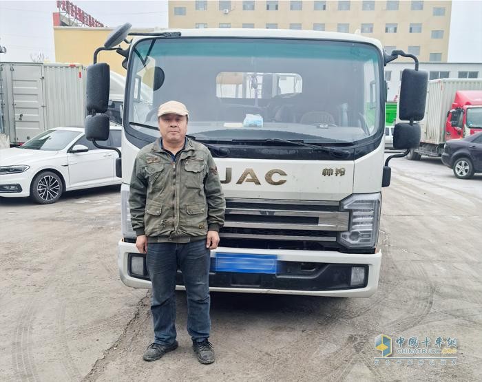十年逐花釀蜜路，江淮1卡帥鈴助力新疆蜂農(nóng)的甜蜜事業(yè)