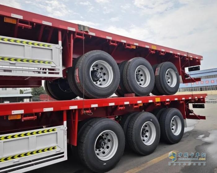 東風(fēng)天龍LNG牽引車搭載歐陽華俊13米平板半掛車，干線物流新勢力！