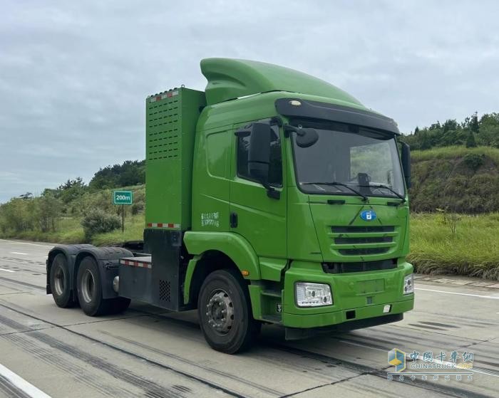 鷹途660馬力燃?xì)廛嚿习?一大波新造型亮相 386批次牽引車看點一覽