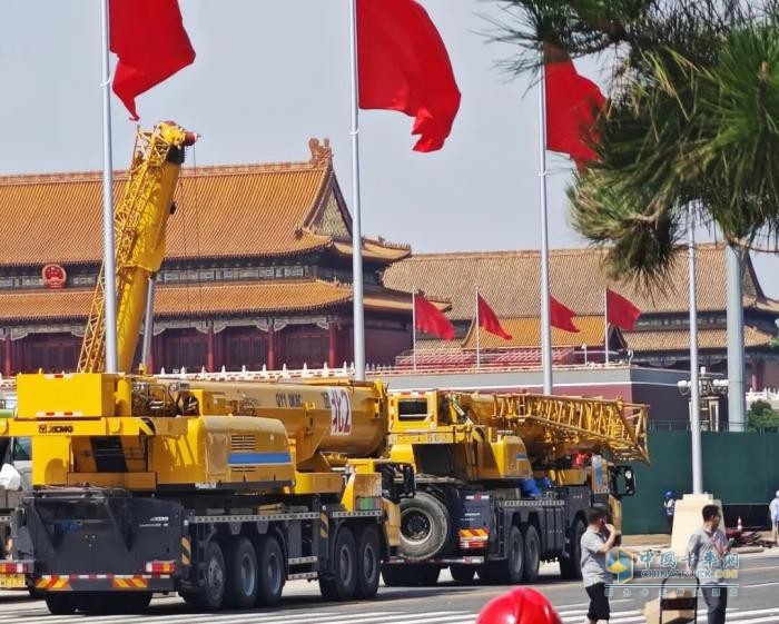 見(jiàn)證榮耀時(shí)刻！徐工成套裝備硬核保障，楊東升受邀現(xiàn)場(chǎng)觀禮