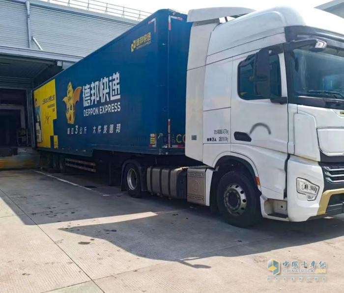 跑長途快遞穩(wěn)操勝券！黨師傅力薦龍驤4×2牽引車
