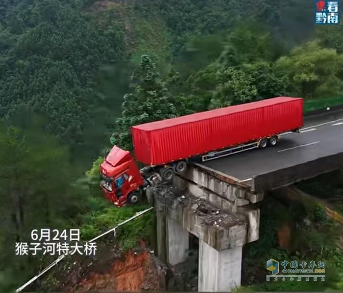 危急關(guān)頭，解放卡車硬核守護(hù)，駕駛員化險(xiǎn)為夷！