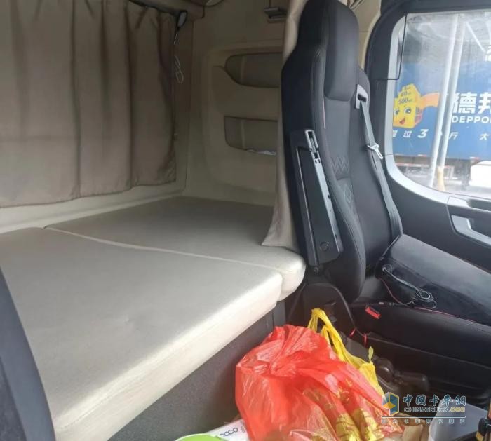 跑長途快遞穩(wěn)操勝券！黨師傅力薦龍驤4×2牽引車