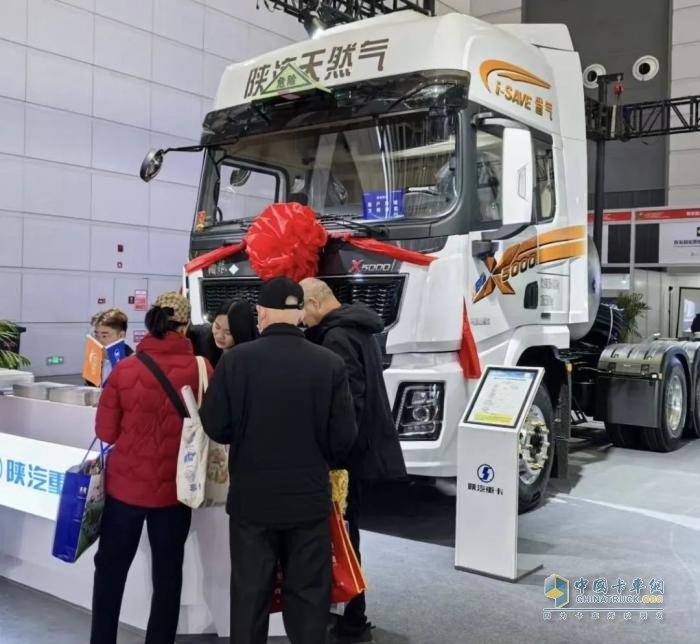 智領(lǐng)商用車新航道 陜汽重卡&卡爾動(dòng)力無(wú)人駕駛重卡閃耀2025西部制博會(huì)