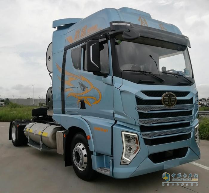 鷹途660馬力燃?xì)廛嚿习?一大波新造型亮相 386批次牽引車看點一覽