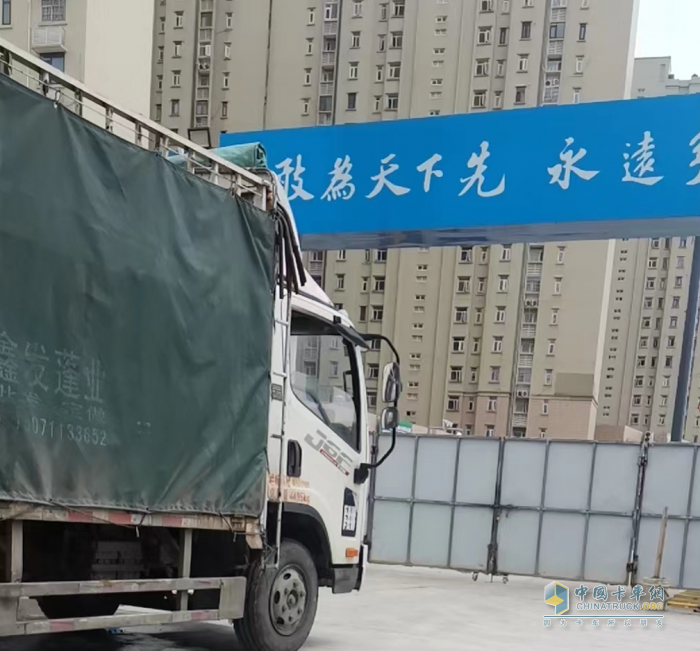 一年油費能省8千！鄧大慶：買車我就認準(zhǔn)解放輕卡