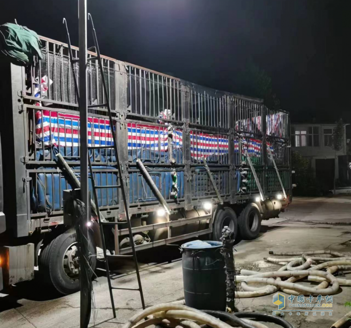 運(yùn)魚車拋錨，解放滕州服務(wù)站38℃高溫3小時(shí)緊急救援