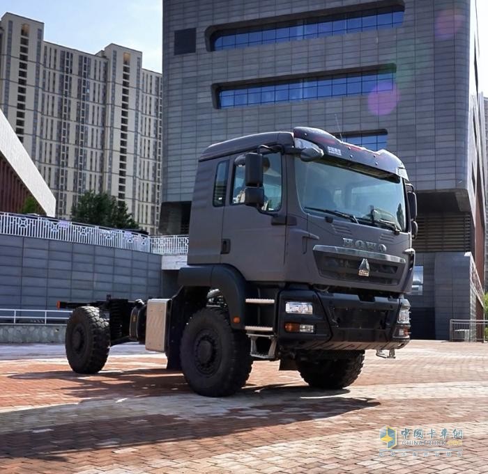 中國重汽豪沃中型4×4獨立懸架越野車：荒野主宰，肆意馳騁！
