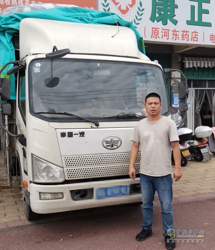 一年油費能省8千！鄧大慶：買車我就認準(zhǔn)解放輕卡