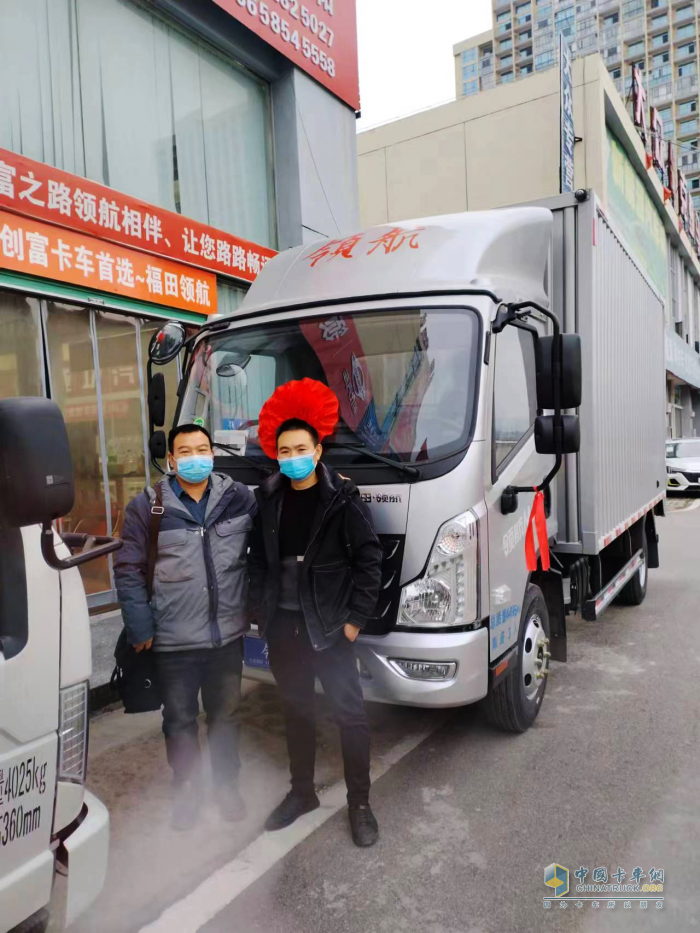 “服裝物流達人”韋新春：輕卡跑長途就選領(lǐng)航M5 開得舒服、賺得更多