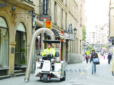 西班牙街頭專門(mén)清掃煙頭的環(huán)衛(wèi)車