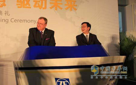 采埃孚集團(tuán)首席執(zhí)行官Hans-Georg Haerter與上海松江區(qū)區(qū)長(zhǎng)孫建平共同為“ZF中國(guó)號(hào)”啟動(dòng)