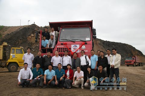 參加艾里遜自動(dòng)檔中國(guó)重汽礦用車試駕的用戶及領(lǐng)導(dǎo)合影